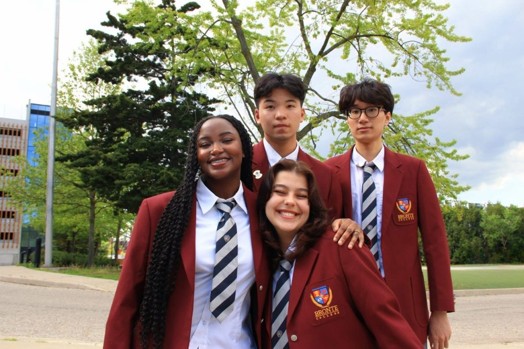 các học sinh của Bronte College Canada